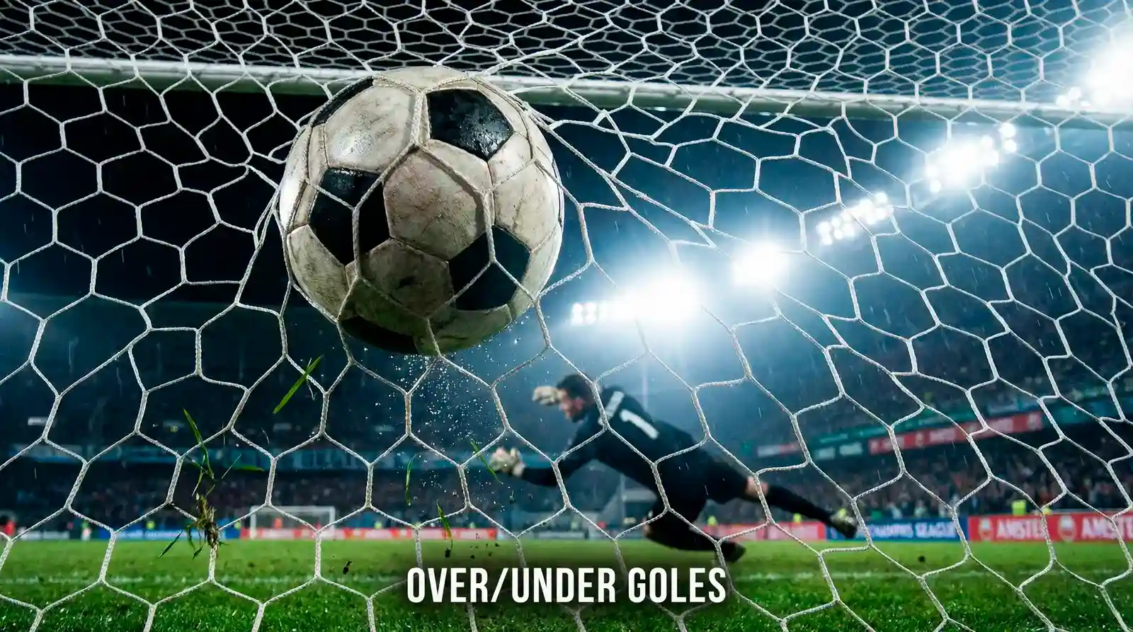 Balón de fútbol entrando en la red del arco durante un partido nocturno en estadio argentino